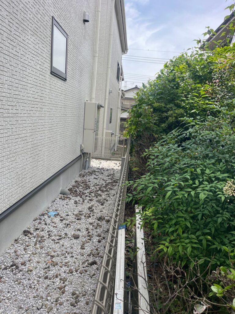 家の脇の砂利敷きの通路