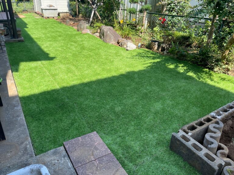 人工芝をはったお庭